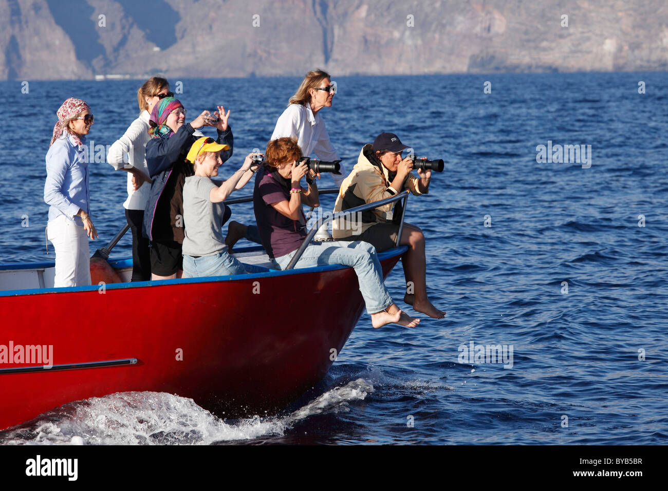 Fotografieren von Frauen in einem Boot, Walbeobachtung, La Gomera, Kanarische Inseln, Spanien, Europa Stockfoto