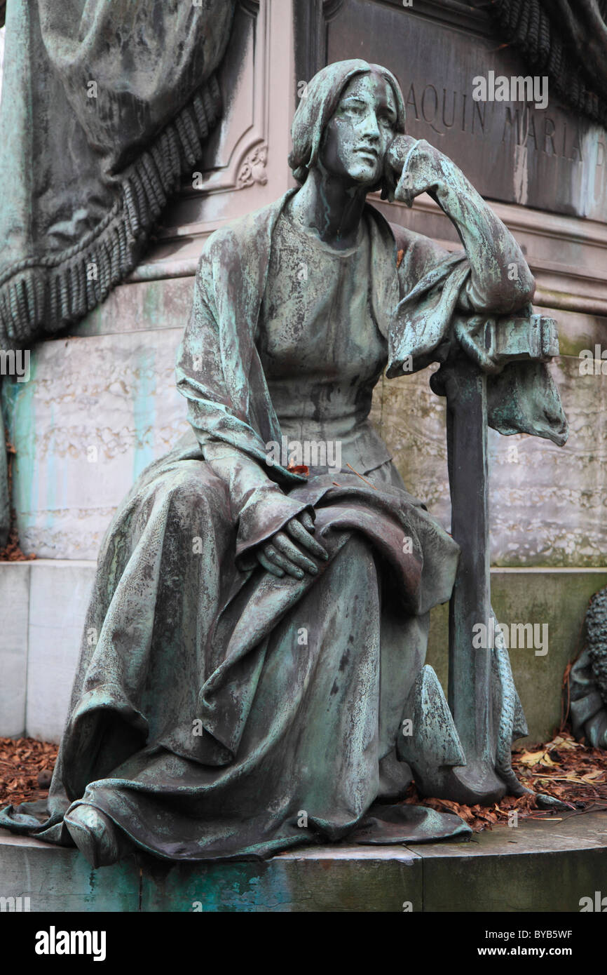 Grab, trauernde Frau mit ihrem Arm ruht auf einem Anker, Friedhof Père Lachaise, Paris, Frankreich, Europa Stockfoto