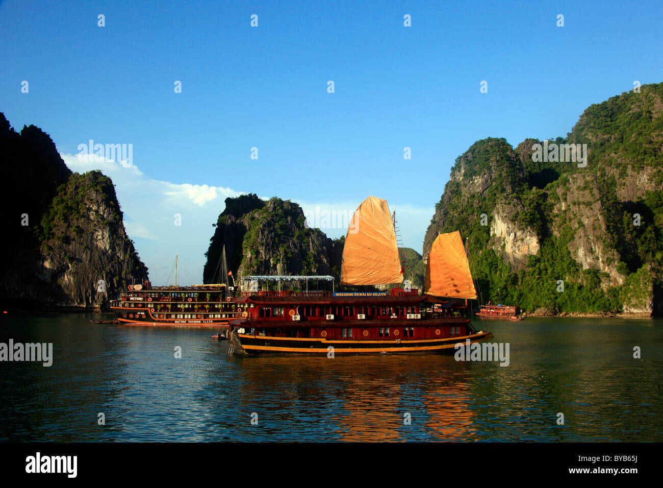 Touristenboot in Halong Bucht, Vietnam, Asien Stockfoto