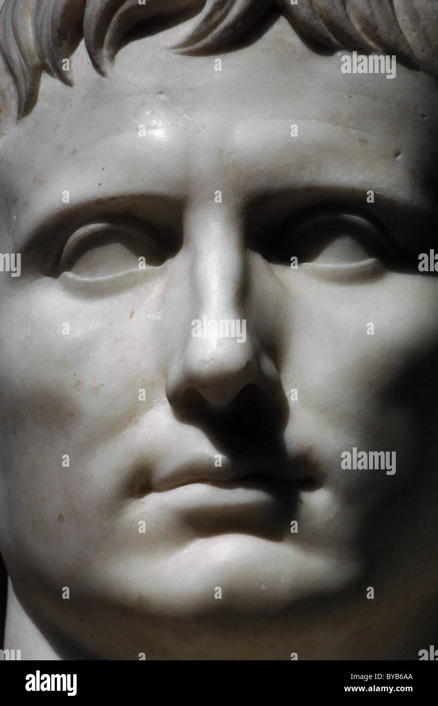 Römische Kunst. Augustus (61 v. Chr. - 14 n. Chr.). Erster Kaiser des römischen Reiches. Marmorstatue. Augustus Pontifex Maximus. Stockfoto