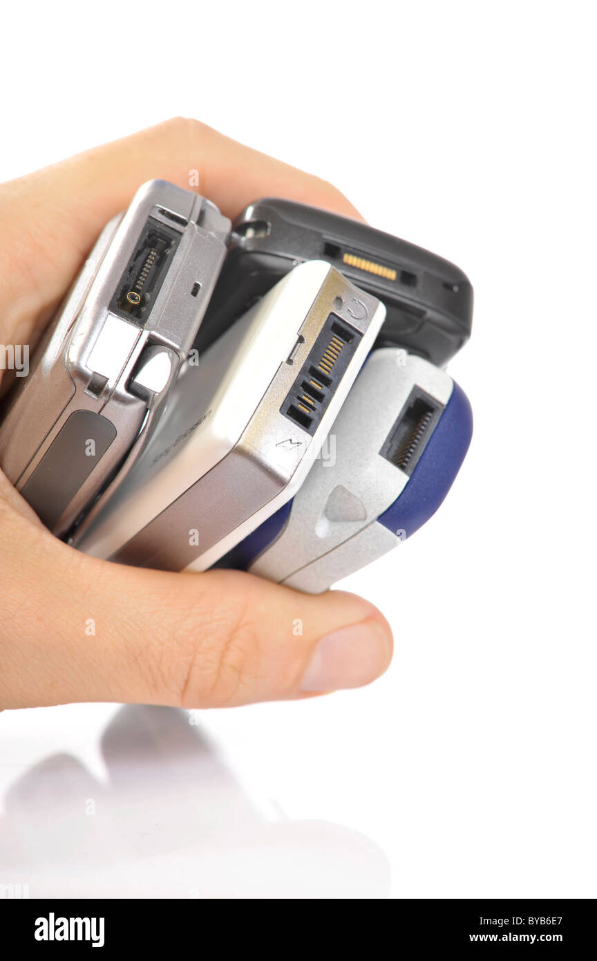 Diverse Ladestationen für Mobiltelefone, Micro-USB-Steckverbindungen Standardisierung im Jahr 2011 Stockfoto