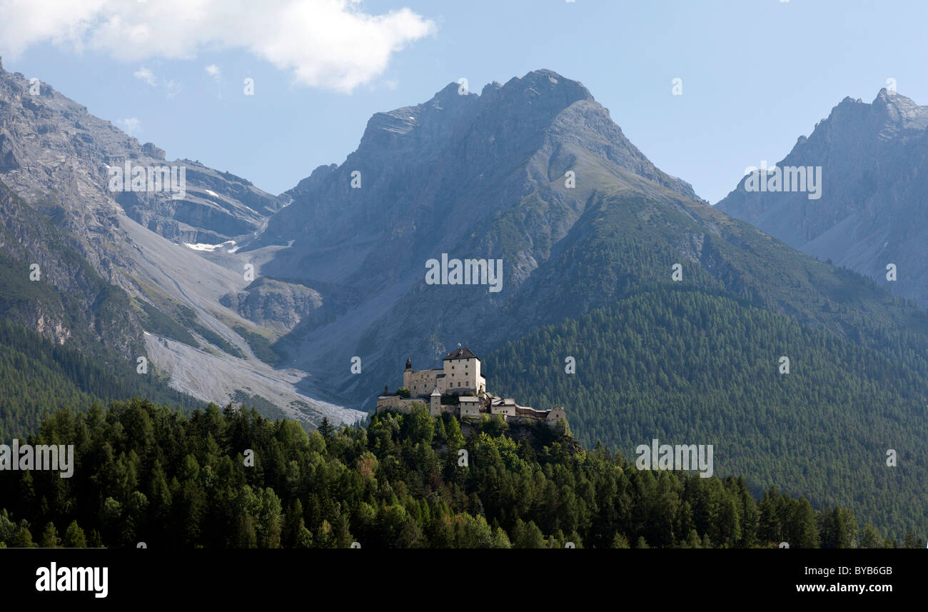 Berg Panorama, Schloss Tarasp, Wahrzeichen des Unterengadin, auf einem kegelförmigen Hügel in der Streusiedlung Tarasp Stockfoto