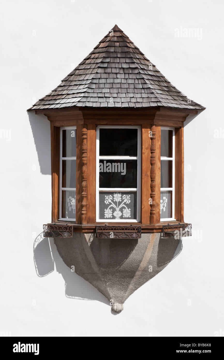 Erker der historischen Fassade in Sent, Unterengadin, Symbole oder Graubünden, Schweiz, Europa Stockfoto