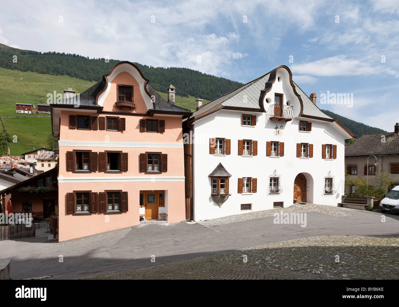 Historische Häuser in Sent, Unterengadin, Symbole oder Graubünden, Schweiz, Europa Stockfoto