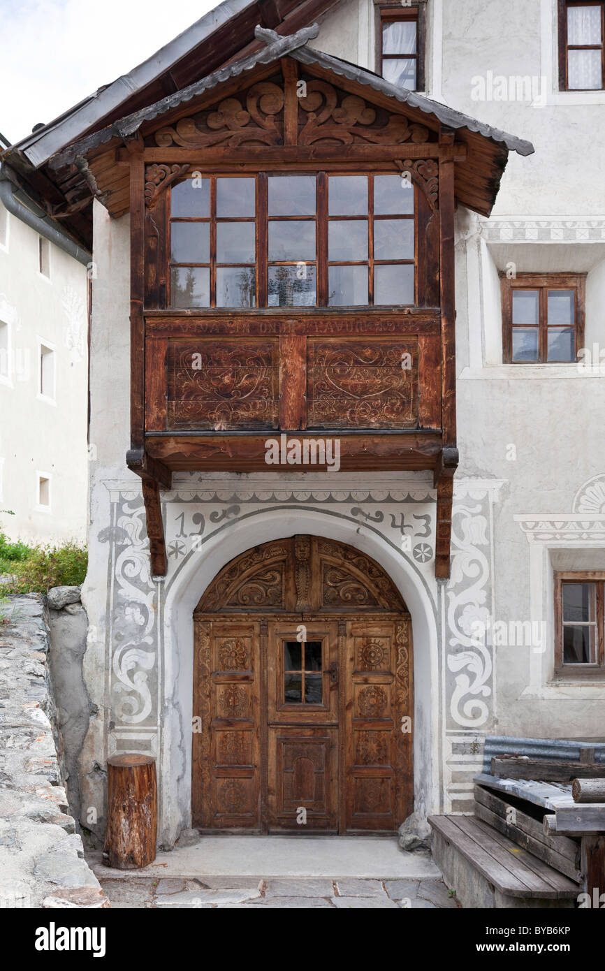 Fassade des historischen Hauses mit Holzschnitzerei, Unterengadin, Sent, Schweiz, Europa Stockfoto