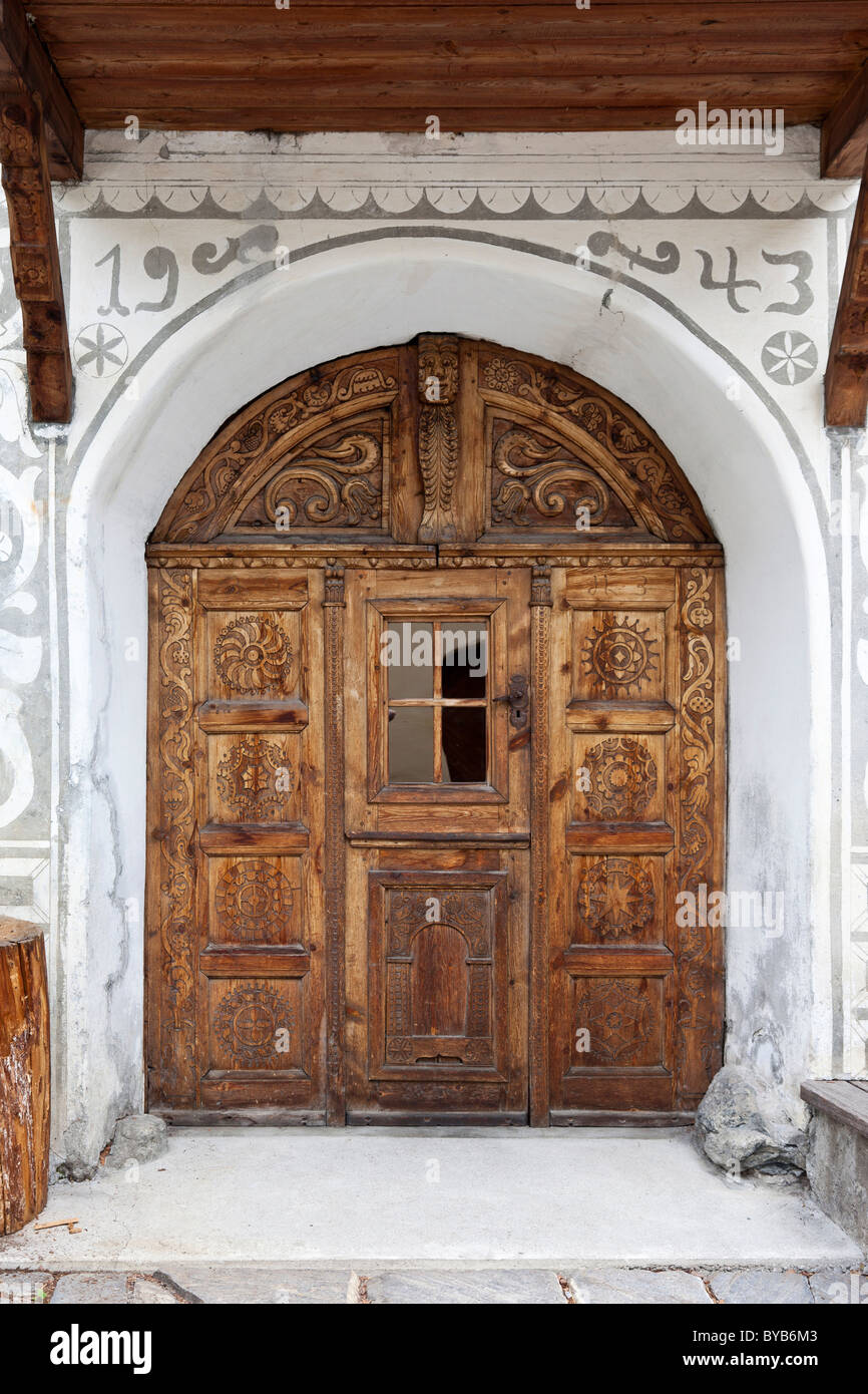 Historische Tür mit Holzschnitzerei, Unterengadin, Sent, Schweiz, Europa Stockfoto