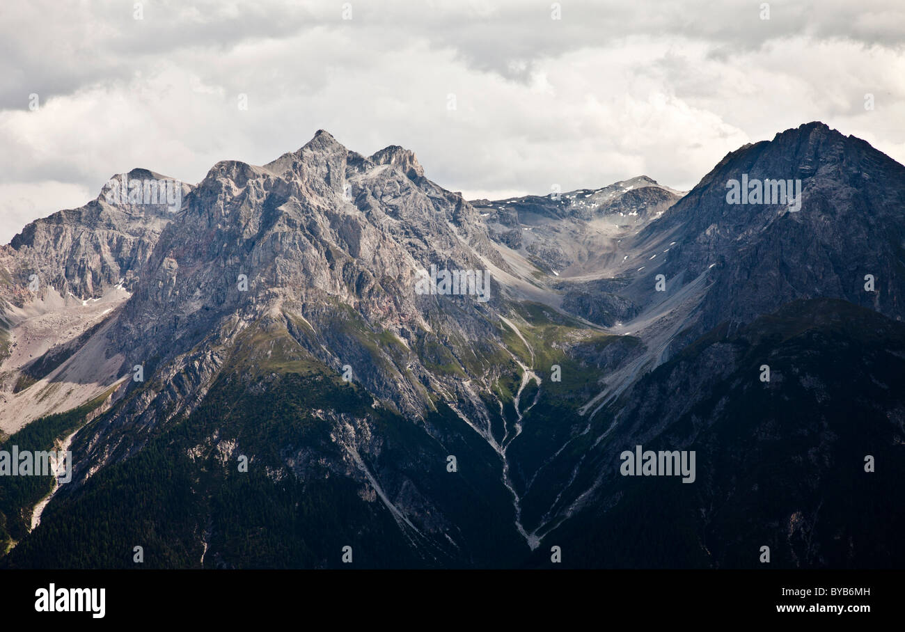 Berglandschaft mit Blick in Richtung Piz Lischana Berg mit Chamanna Lischana Hütte 2500 m Höhe, Scuol Stockfoto