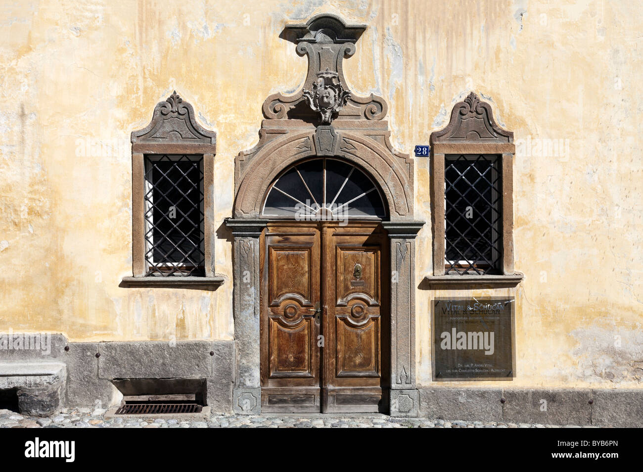 Alte Tür, Chesa Comunela, Gemeinde Zuoz, Engadin, Schweiz, Europa Stockfoto