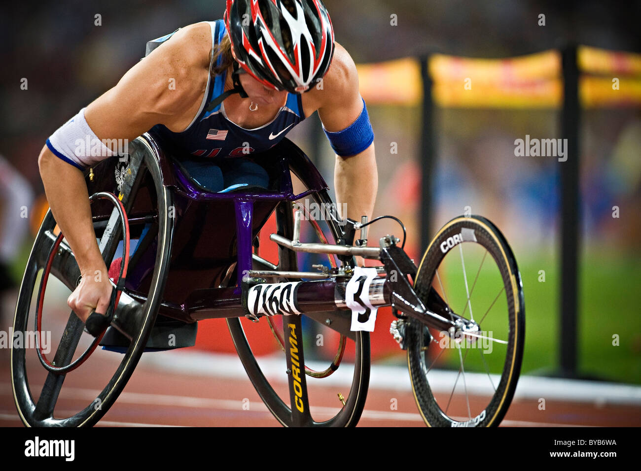 Tatyana McFadden der USA begibt sich auf die erste Etappe der T54 4x100m Staffel Rollstuhl Frauenlauf Paralympics Peking 2008; Stockfoto