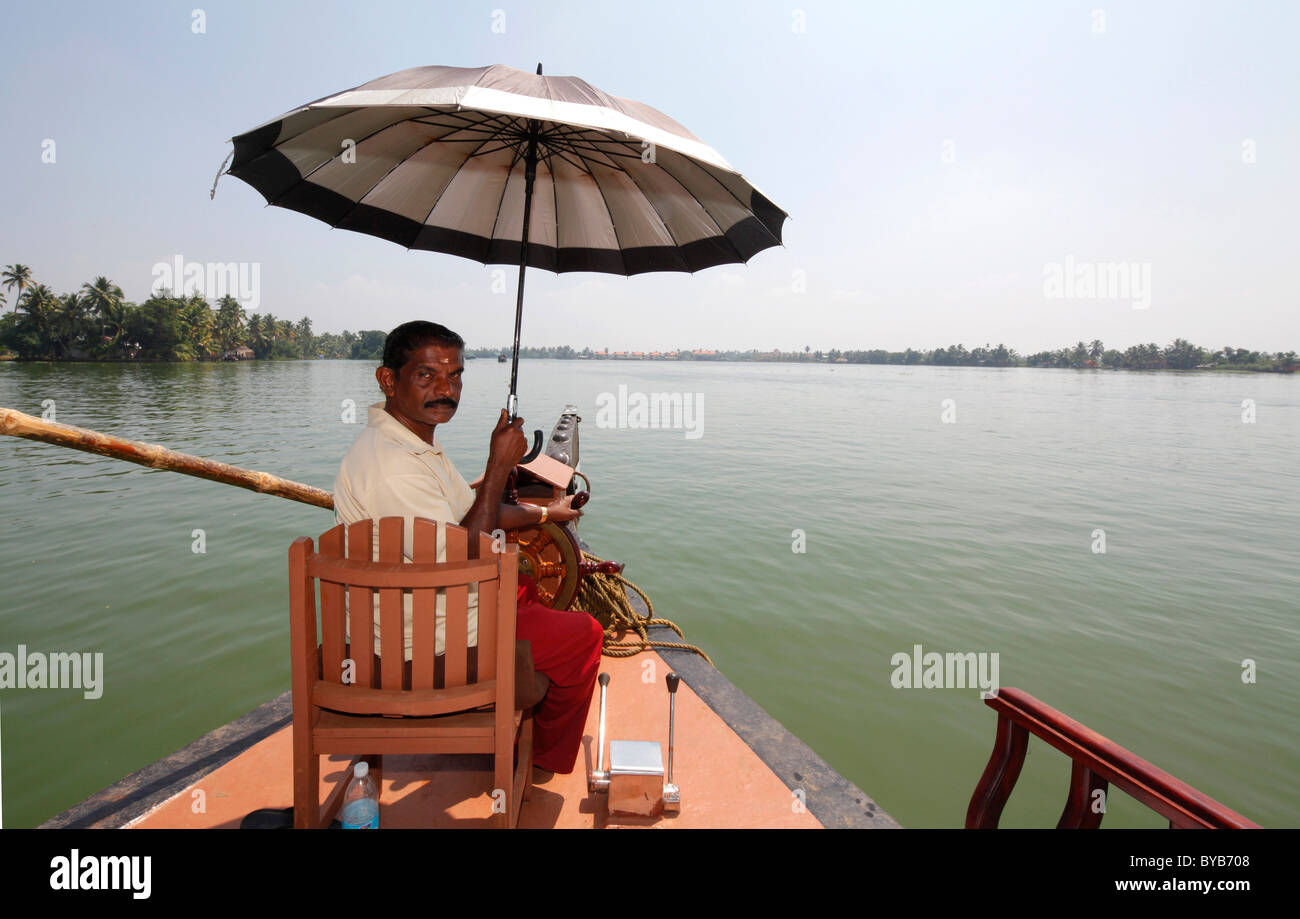 Skipper, Steuermann, Luxus-Hausboot an einem Kanal, Haripad, Alleppey, Kerala, Indien, Asien Stockfoto
