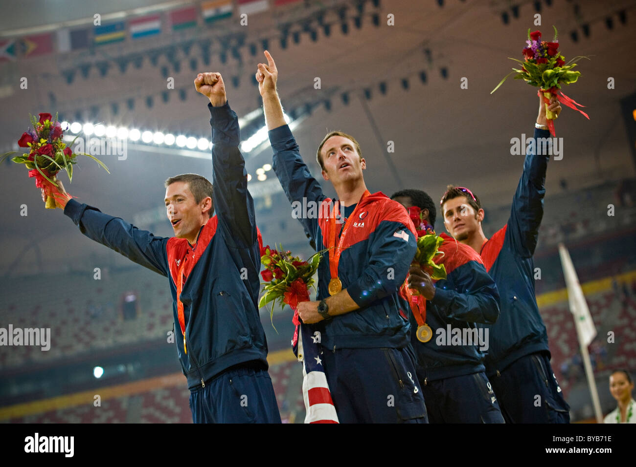 USA-Team feiern auf dem Podium mit ihren Goldmedaillen nach Sieg in die Männer T44 4x100m Staffel Finale Peking 2008 Stockfoto