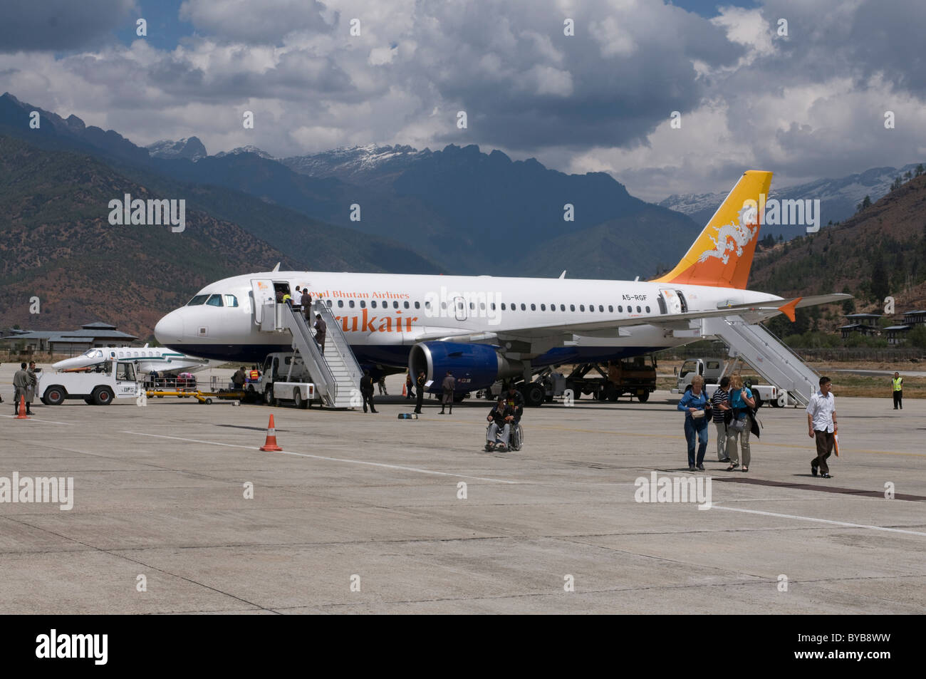 Flugzeug am Flughafen Paro, Bhutan, Asien Stockfoto