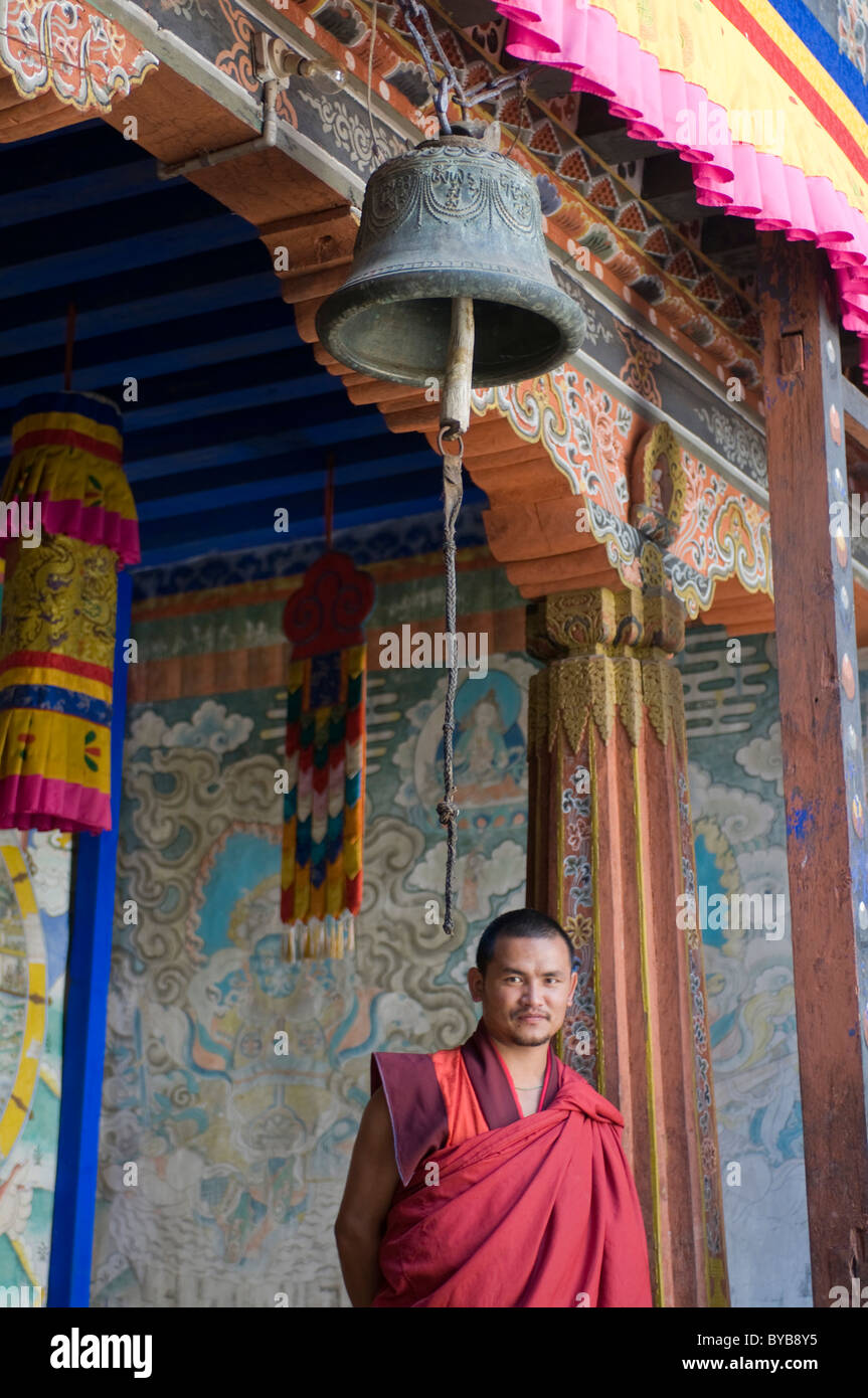 Mönch stand unter einer Glocke in der Festung Burg von Wangdue Phodrang, Bhutan, Asien Stockfoto