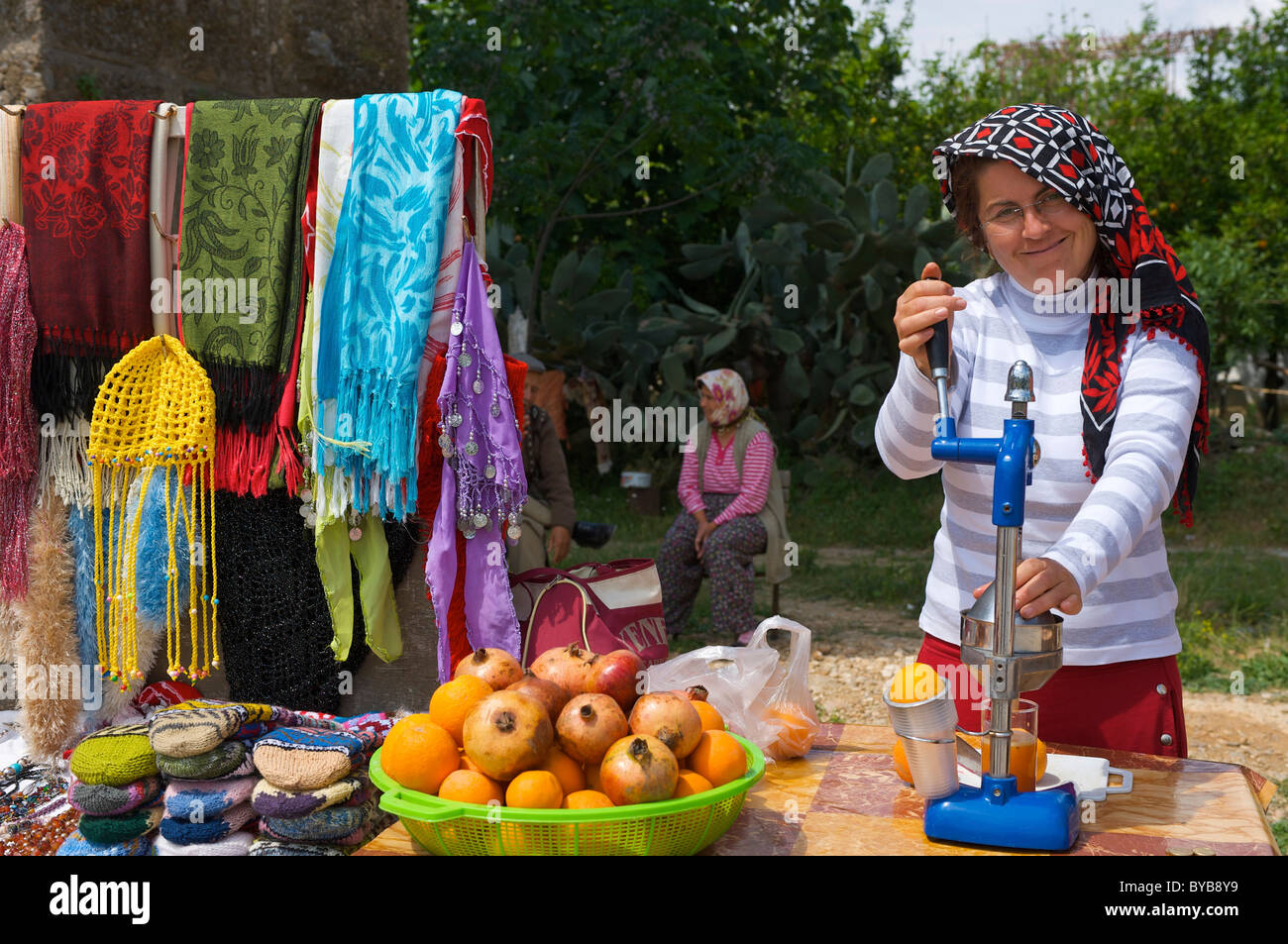 Frau frisch gepressten Orangensaft und Granatapfelsaft in Aspendos, türkische Riviera, Türkei zu verkaufen Stockfoto