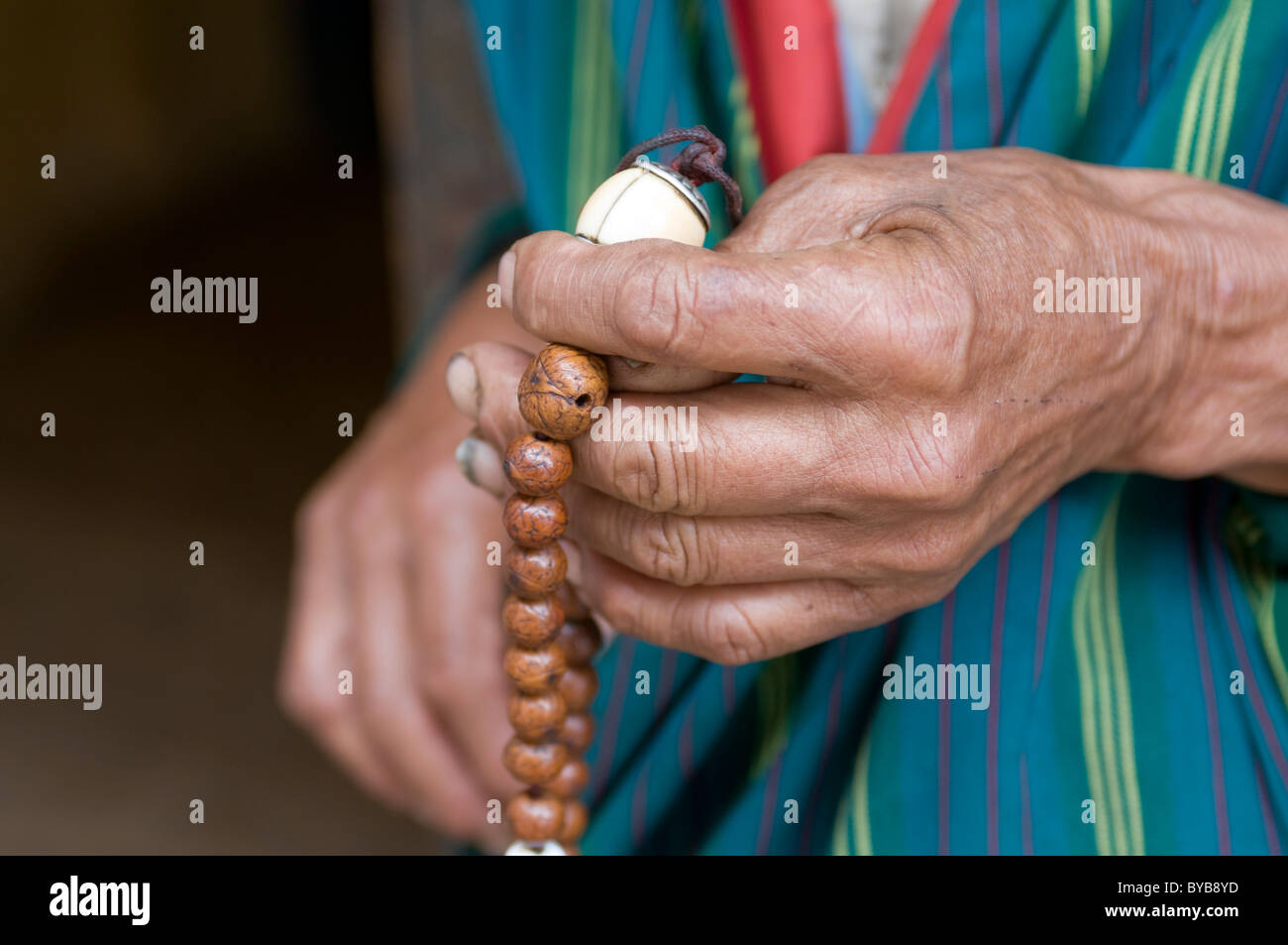 Buddhistische Pilger hält eine Kette, Thimpu, Bhutan, Asien Stockfoto