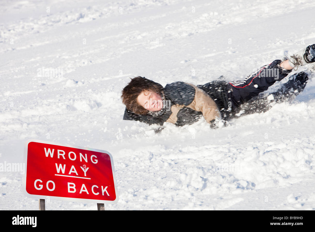 Ein kleiner Junge im Schnee, UK umfallen. Stockfoto