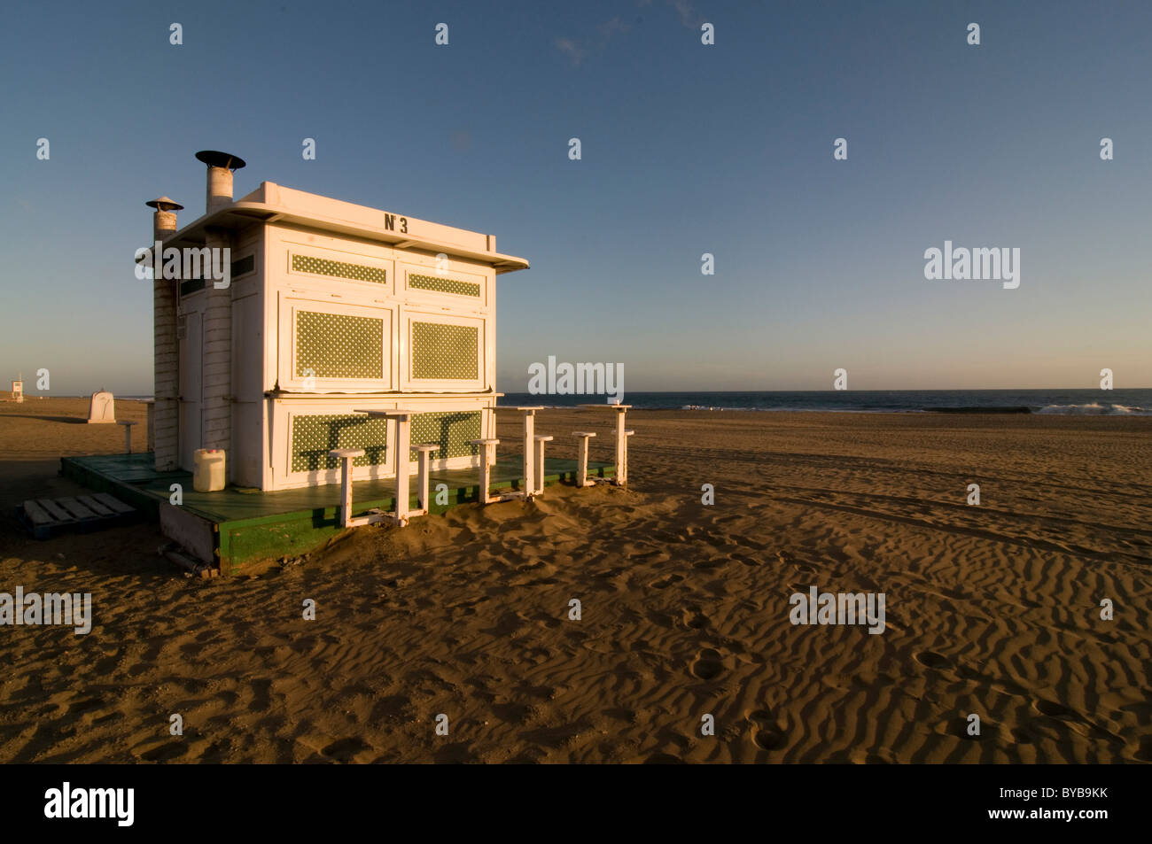 Eine geschlossene Beach Restaurant am Strand von Maspalomas, Gran Canaria, Kanarische Inseln, Spanien, Europa Stockfoto