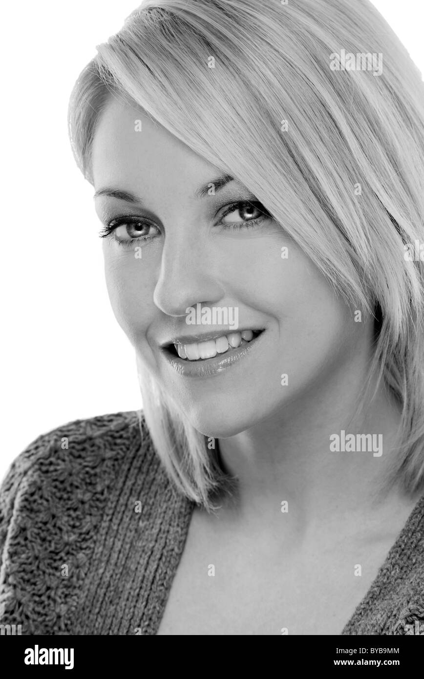 blonde Frau lächelnd, schwarz & weiß Stockfoto