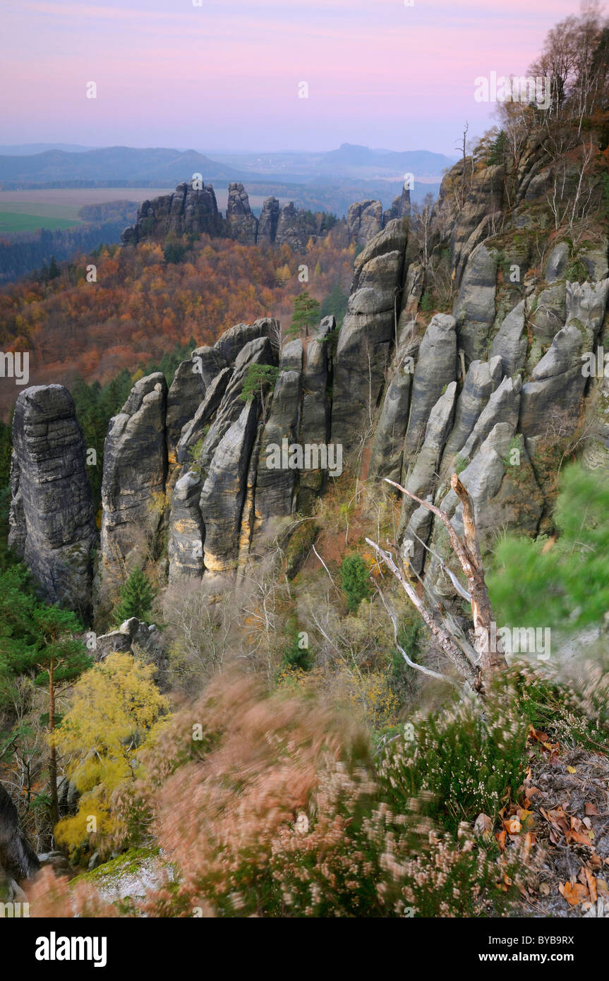 Blick auf das Elbtal von der Schrammsteine Felsformation, Saechsische Schweiz, Sächsische Schweiz, Elbsandsteingebirge Stockfoto