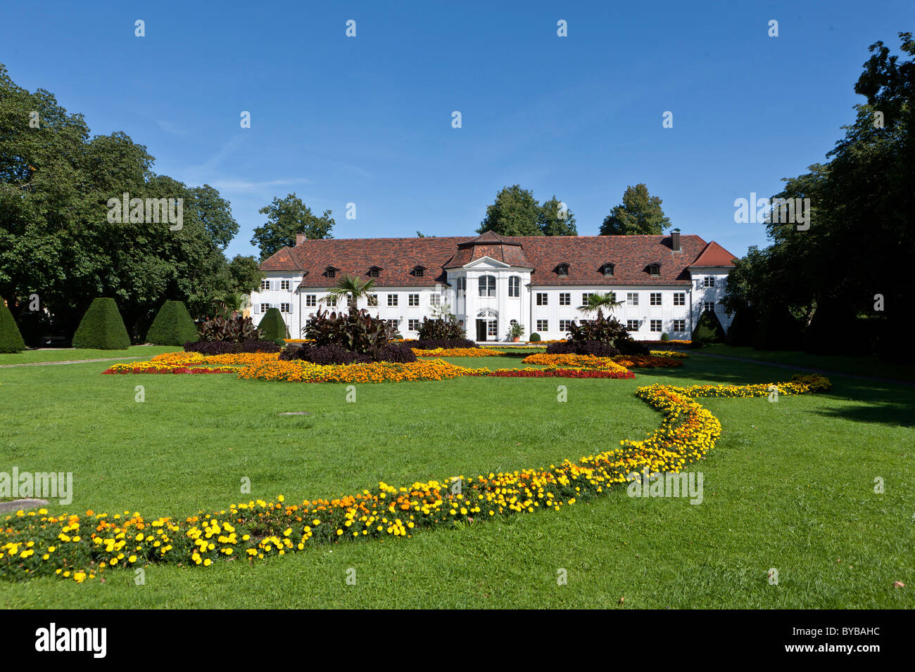 Blick durch den Park in Richtung der Orangerie in Kempten am nördlichen Ende der Hofgarten, Kempten, untere Allgäu, Allgäu Stockfoto