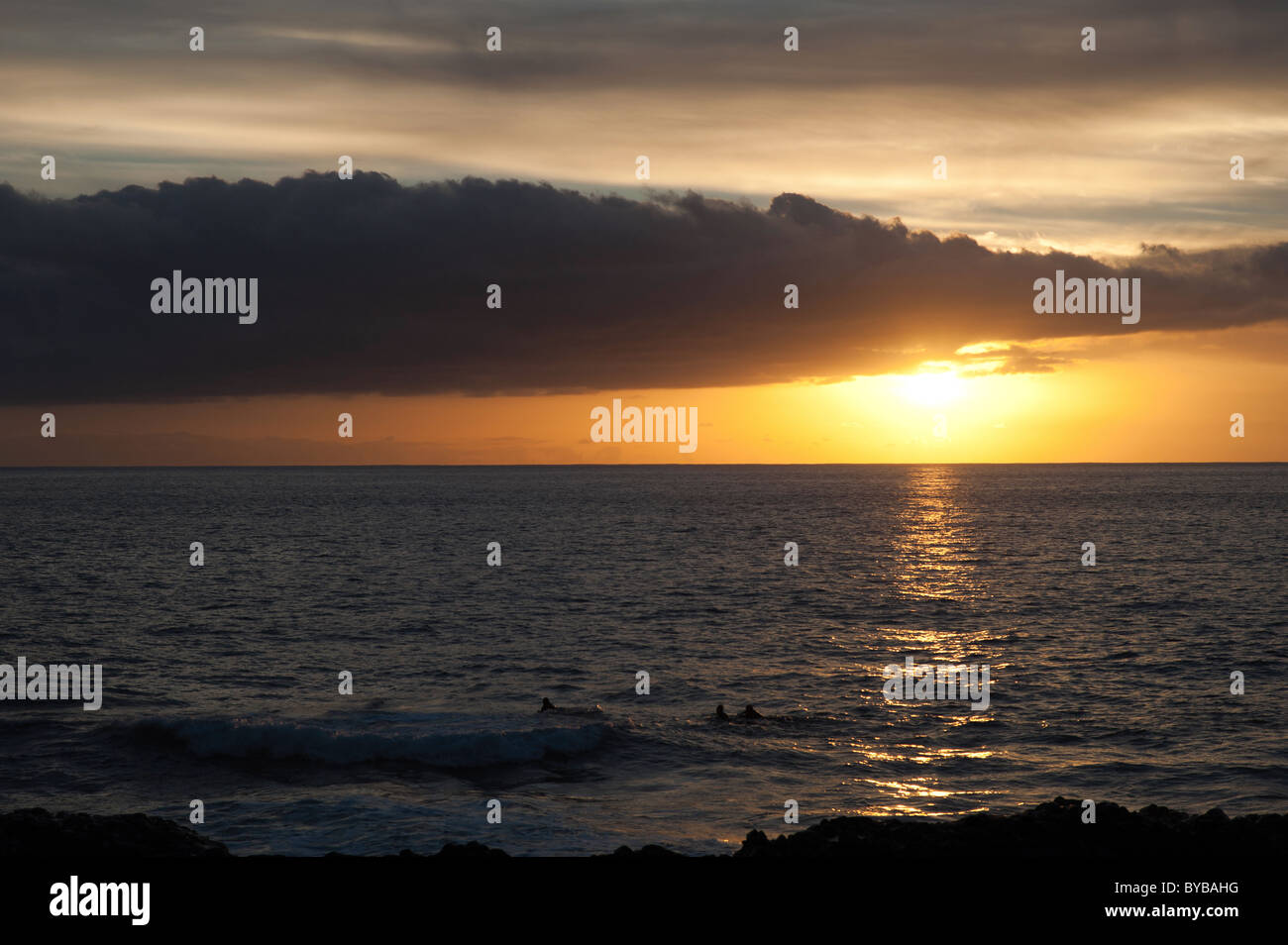 Sonnenuntergang und Surfer in El Remo, La Palma, Kanarische Inseln, Spanien Stockfoto