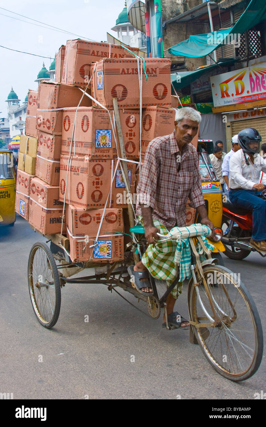 Velo-Rikscha, die Transport von Gütern in Hyderabad, Indien Stockfoto