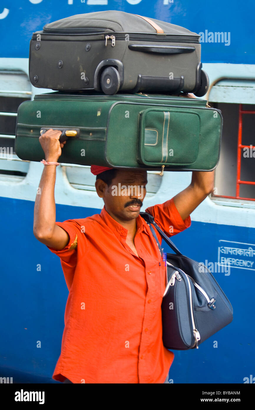 Porter mit Gepäck am Bahnhof in Hyderabad Indien Stockfoto