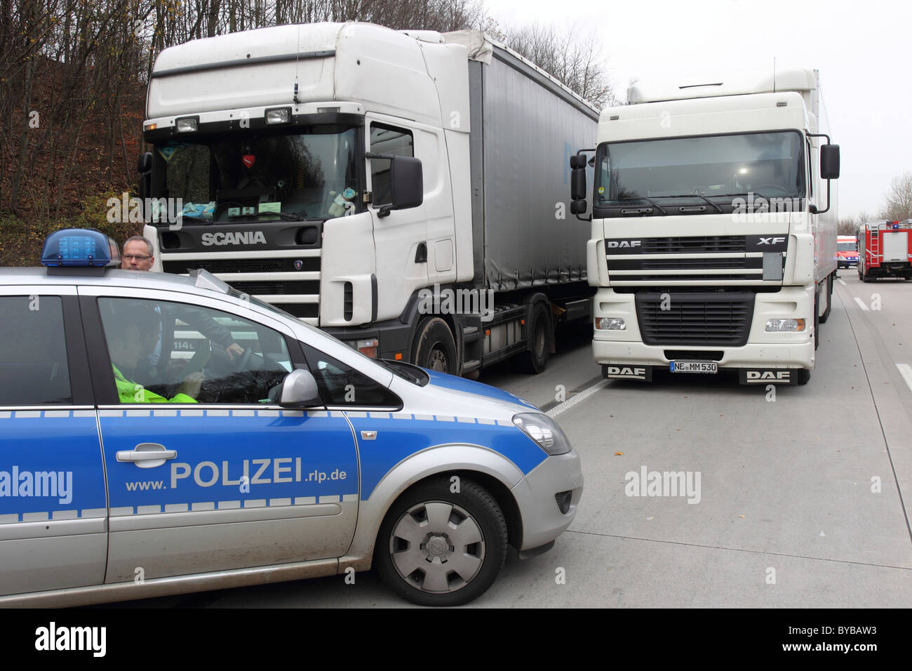 Polizeiauto blockieren Autobahn A61 am Ort des Unfalls in der Nähe von Niederzissen, Rheinland-Pfalz, Deutschland, Europa Stockfoto