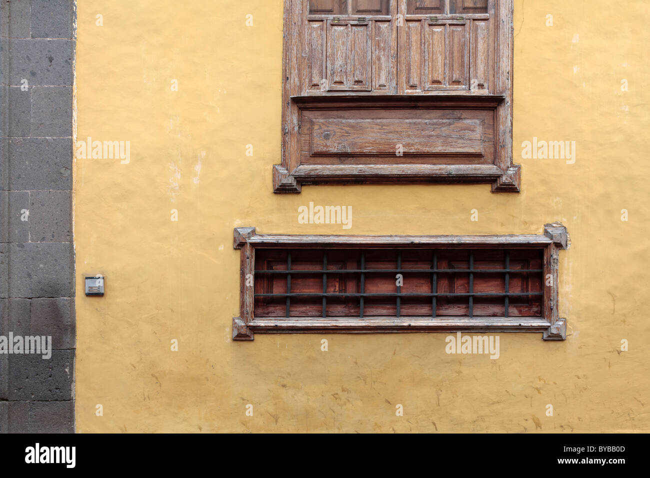 Alte Wand und Fenster in der alten Stadt von Icod de Los Vinos auf Teneriffa, Kanarische Inseln, Spanien Stockfoto