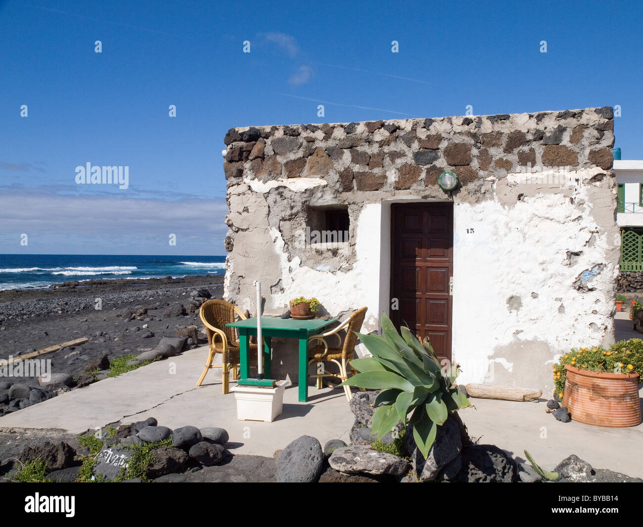 Eine kleine würfelförmige Gebäude diente früher als Ferienhaus am Meer in El Golfo Lanzarote Stockfoto