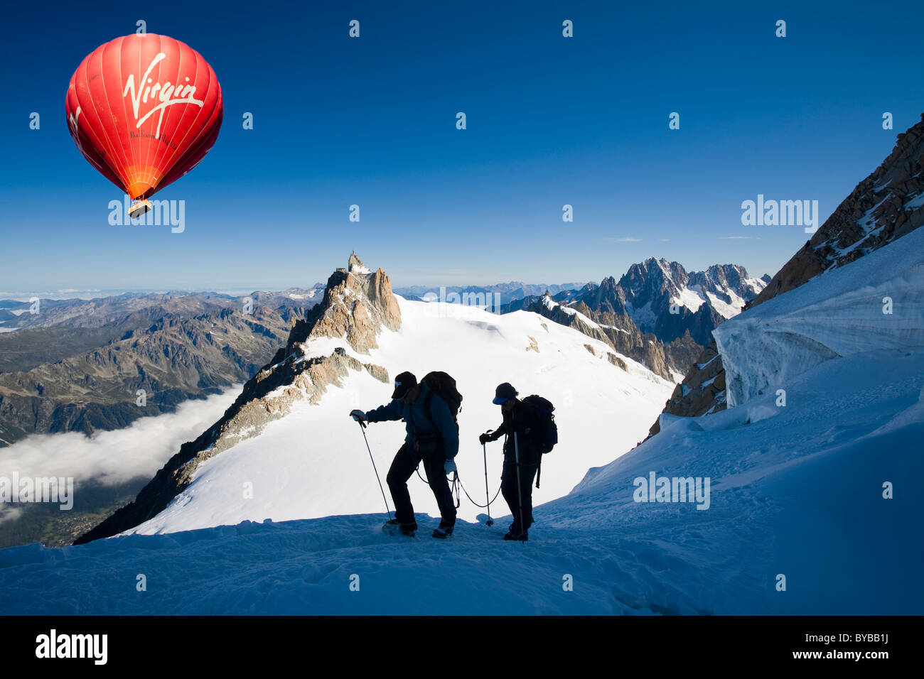 Kletterer auf 4000 Meter Gipfel des Mont Blanc Du Tacul über Chamonix Frankreich, mit einem Heißluftballon. Stockfoto