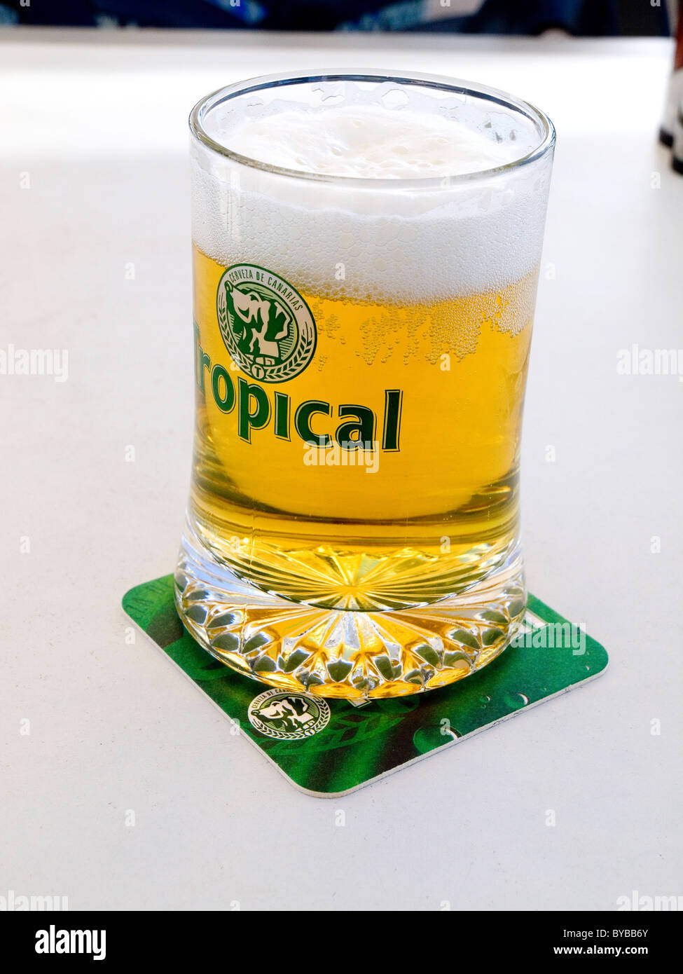 Ein Glas tropischen ein lokal gebrautes Bier von den Kanarischen Inseln  Stockfotografie - Alamy