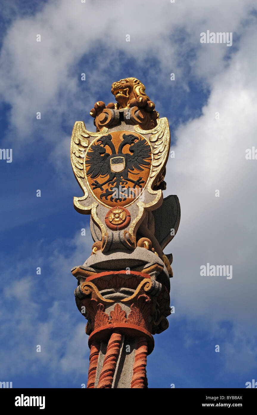 Statue eines Löwen mit dem Ulmer Wappen auf eine Spalte, Muensterplatz Quadrat, Ulm, Baden-Württemberg, Deutschland, Europa Stockfoto