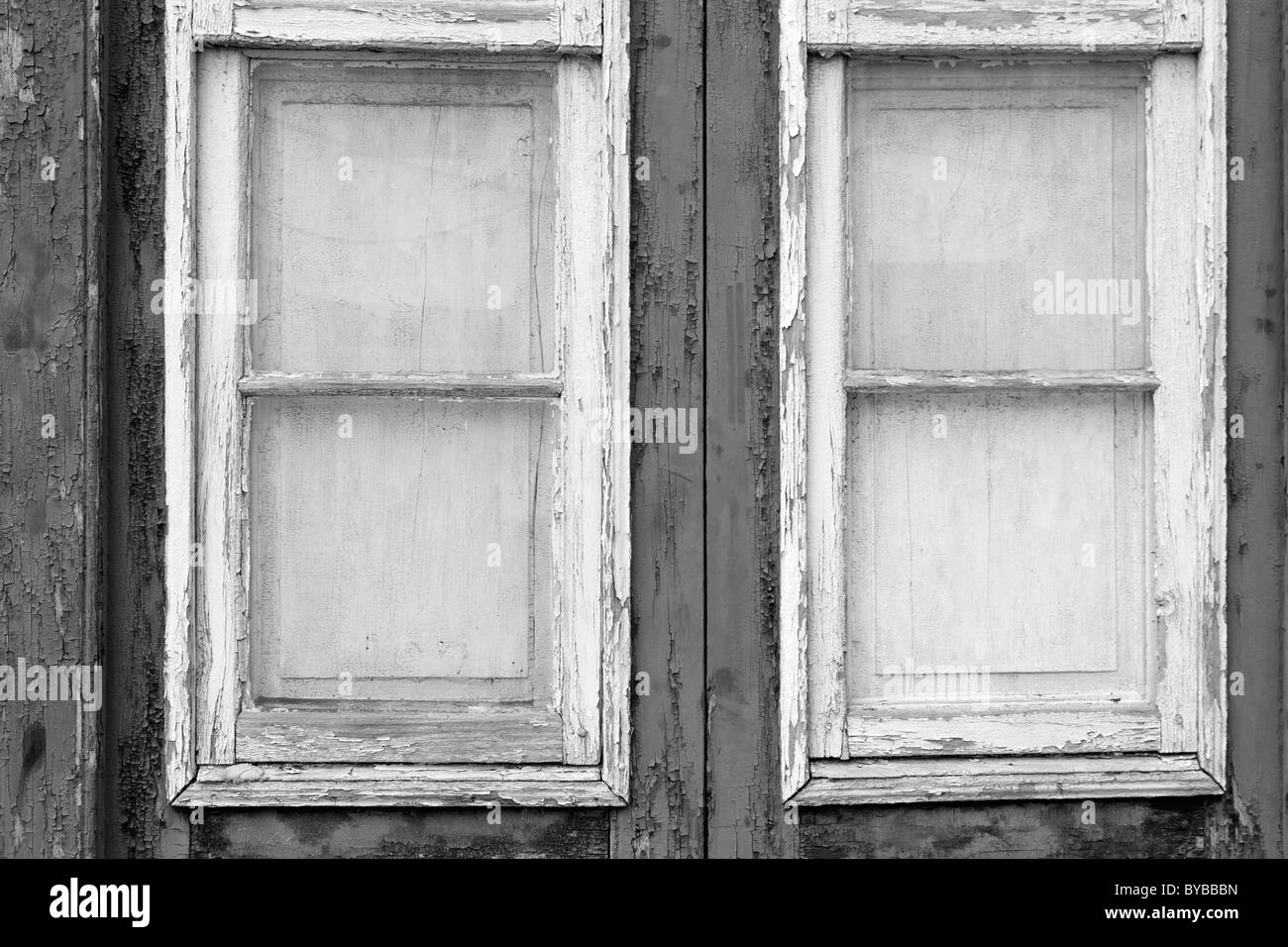 Verblasst und abblätternde Farbe auf eine alte Fenster auf ein Haus in Icod de Los Vinos auf Teneriffa, Kanarische Inseln, Spanien Stockfoto