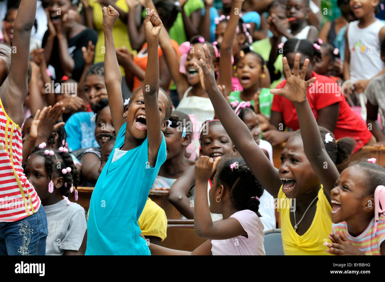 Jubelnde Kinder während ein Theaterstück in der Schule, Petit Goave, Haiti, Karibik, Mittelamerika Stockfoto