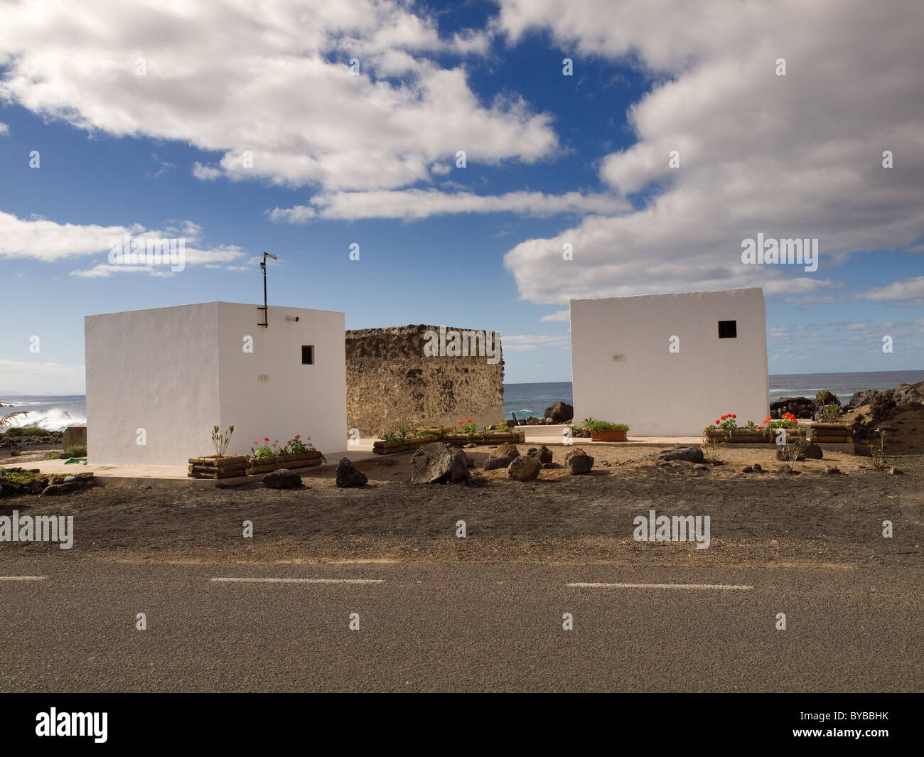 Kleine würfelförmige Gebäude, die als Ferienhäuser am Meer in El Golfo Lanzarote Stockfoto