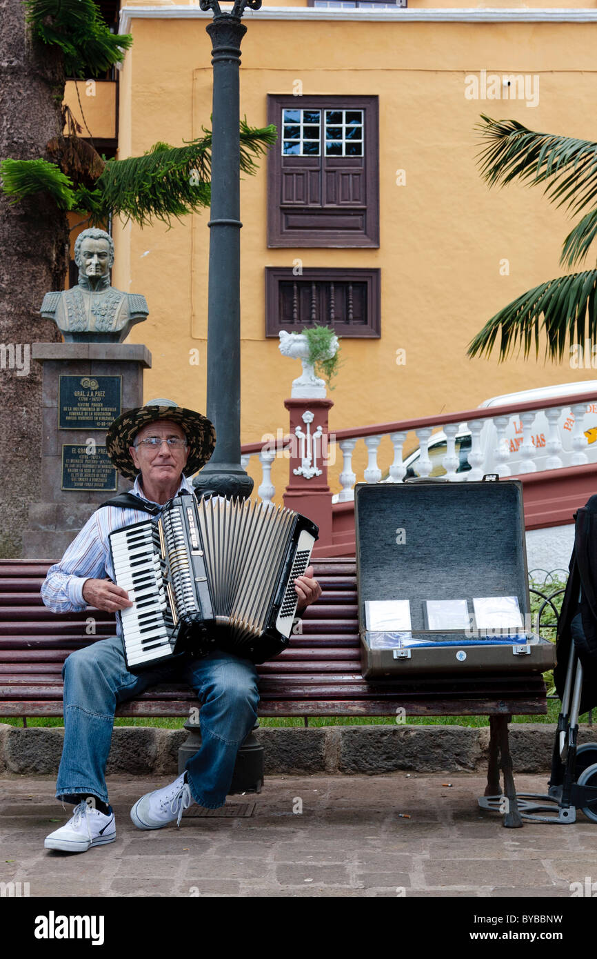 Ein Akkordeon-Spieler als Straßenmusikant auf dem Platz in Icod de Los Vinos, Teneriffa, Kanarische Inseln, Spanien Stockfoto