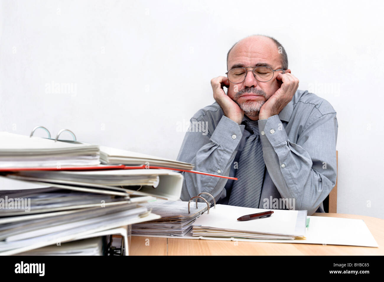 Ein Angestellter ein Nickerchen an seinem Schreibtisch Stockfoto