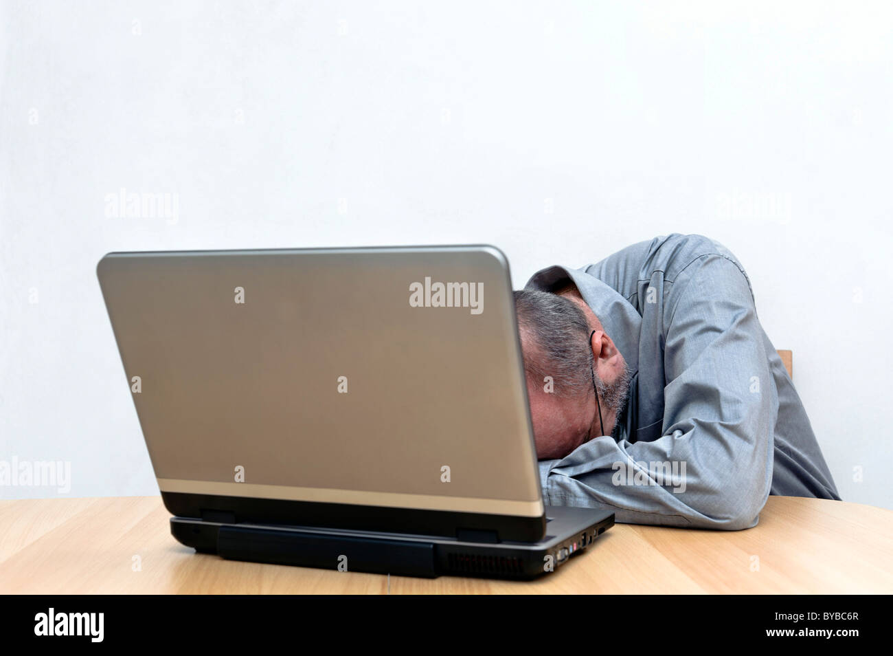 Ein Sachbearbeiter schlafen während der Arbeitszeit Stockfoto