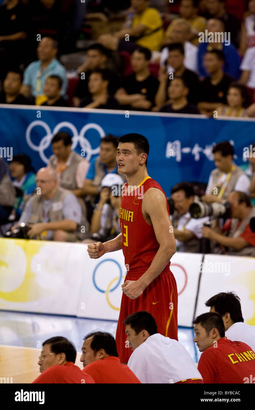 Yao Ming (CHN) USA-China Männer Basketball-Aktion bei den Olympischen Sommerspielen 2008, Peking, China Stockfoto