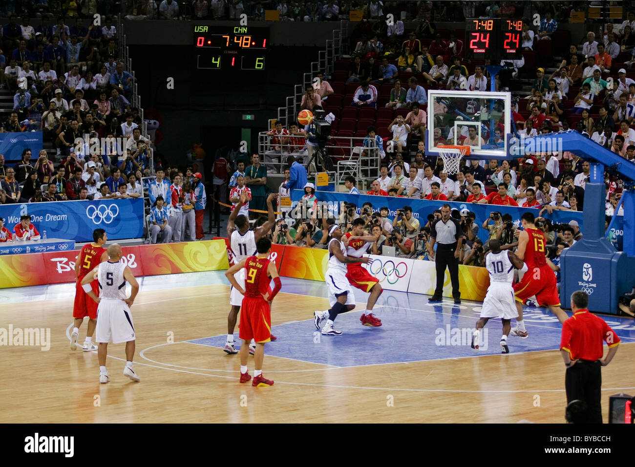 USA-China Männer Basketball-Aktion bei den Olympischen Sommerspielen 2008, Peking, China Stockfoto