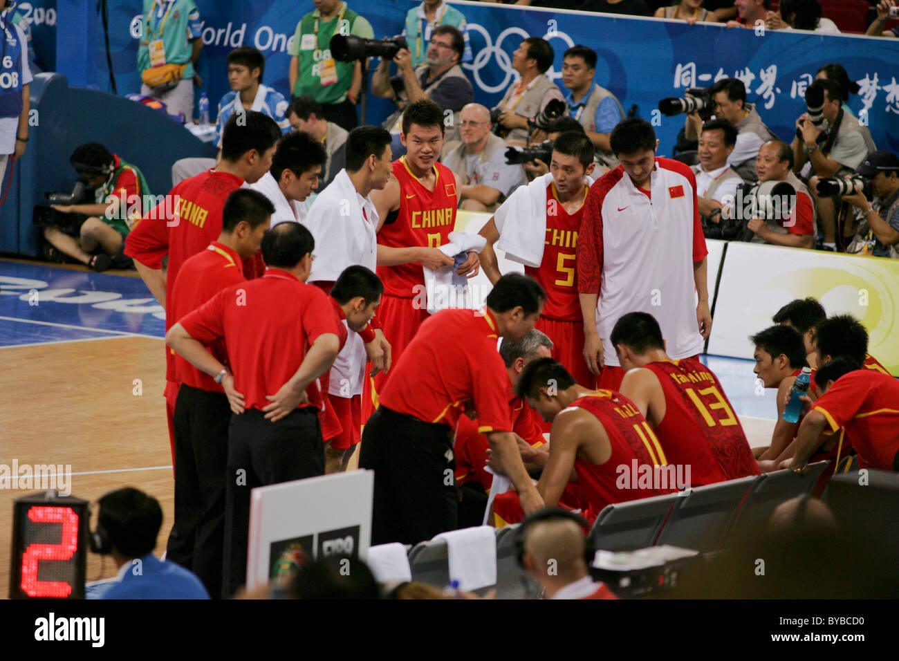 Chinesische Männer Basketball Coachi spricht mit Tean bei den Olympischen Sommerspielen 2008, Peking, China Stockfoto