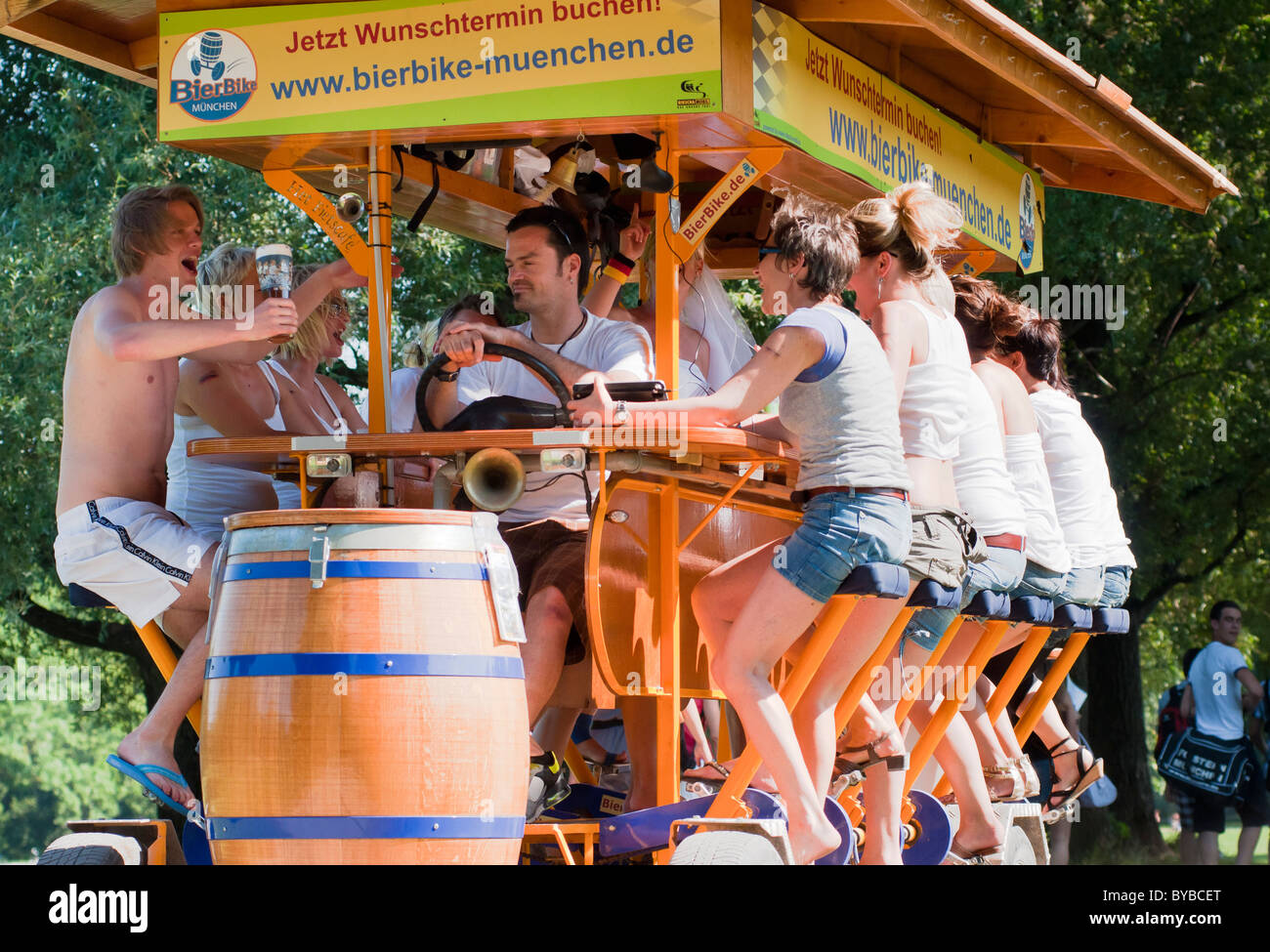 Eine deutsche Mobile bar wo Sie fahren, wie Sie Bier, im Münchner englischen Garten, Deutschland trinken. Stockfoto