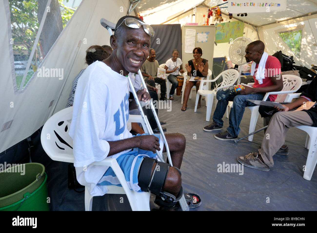 Psychologische und soziale Unterstützung der Opfer der Erdbeben im Januar 2010 in einem Zelt von einer Hilfsorganisation geliefert Stockfoto