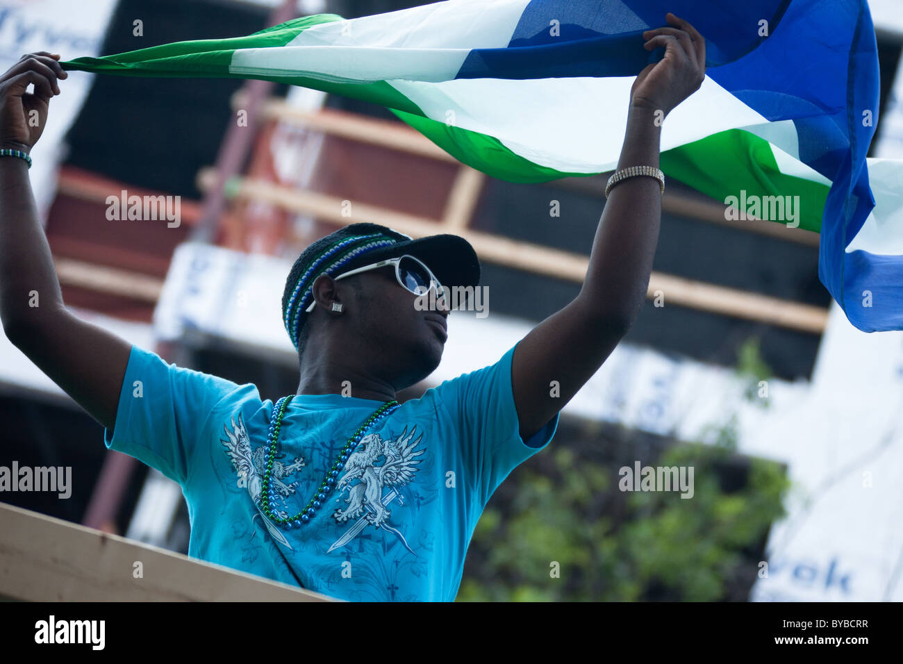 Marschieren Sie Männer und Frauen aus Sierra Leone, ein Krieg-heftig gezerrissenes Land in Westafrika, in der DC-Karibik-Karnevalsumzug in Washington, DC. Stockfoto
