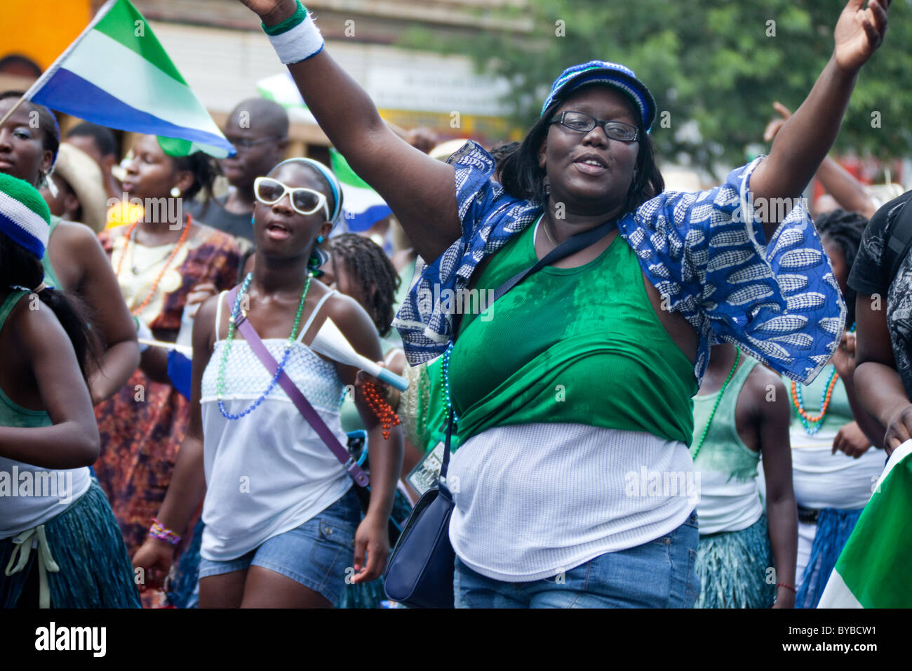 Marschieren Sie Männer und Frauen aus Sierra Leone, ein Krieg-heftig gezerrissenes Land in Westafrika, in der DC-Karibik-Karnevalsumzug in Washington, DC. Stockfoto