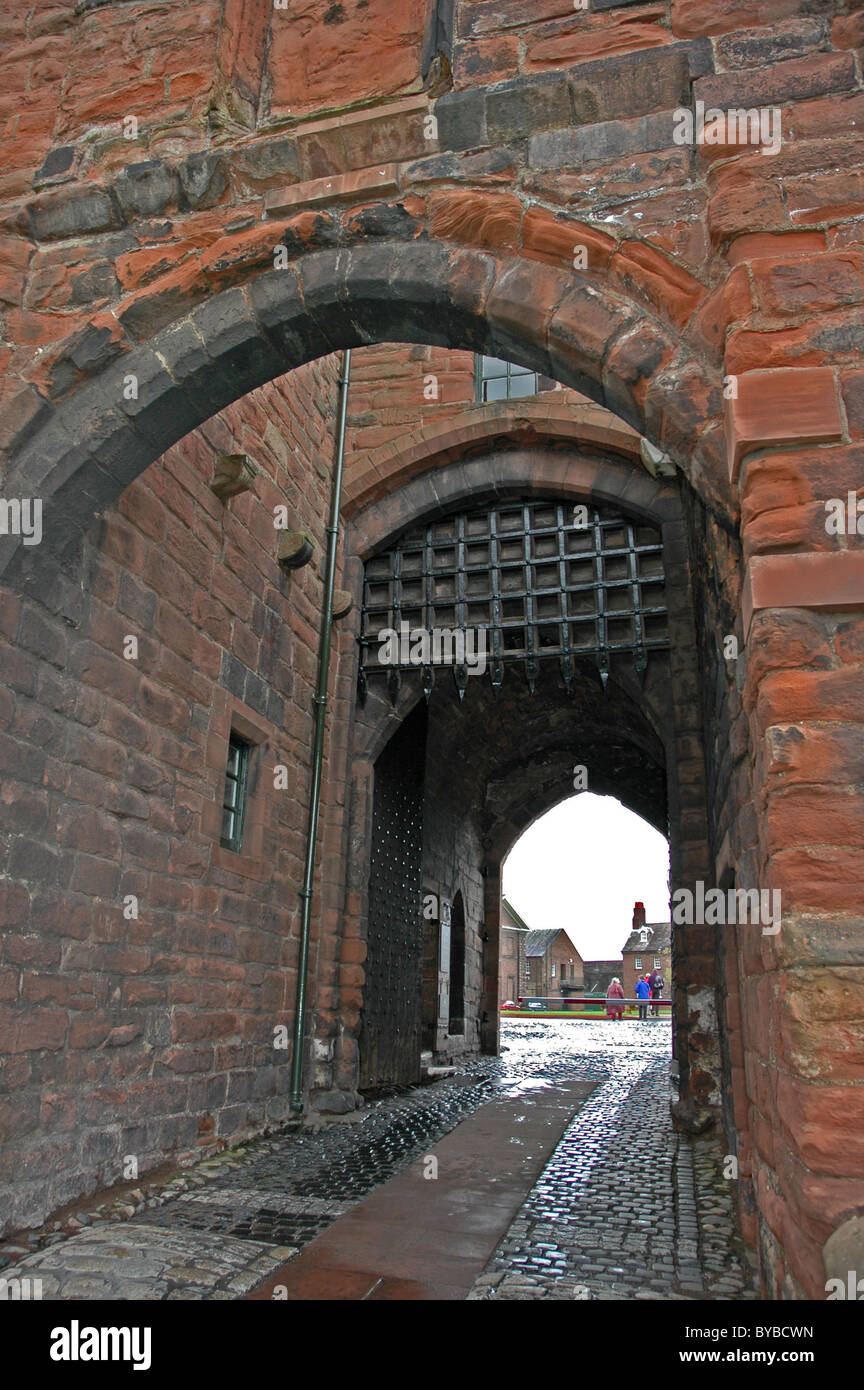 Eingang zum Carlisle Castle. Äußere Torhaus (de Ireby Tower). Fallgatter. Website des römischen Forts Stockfoto