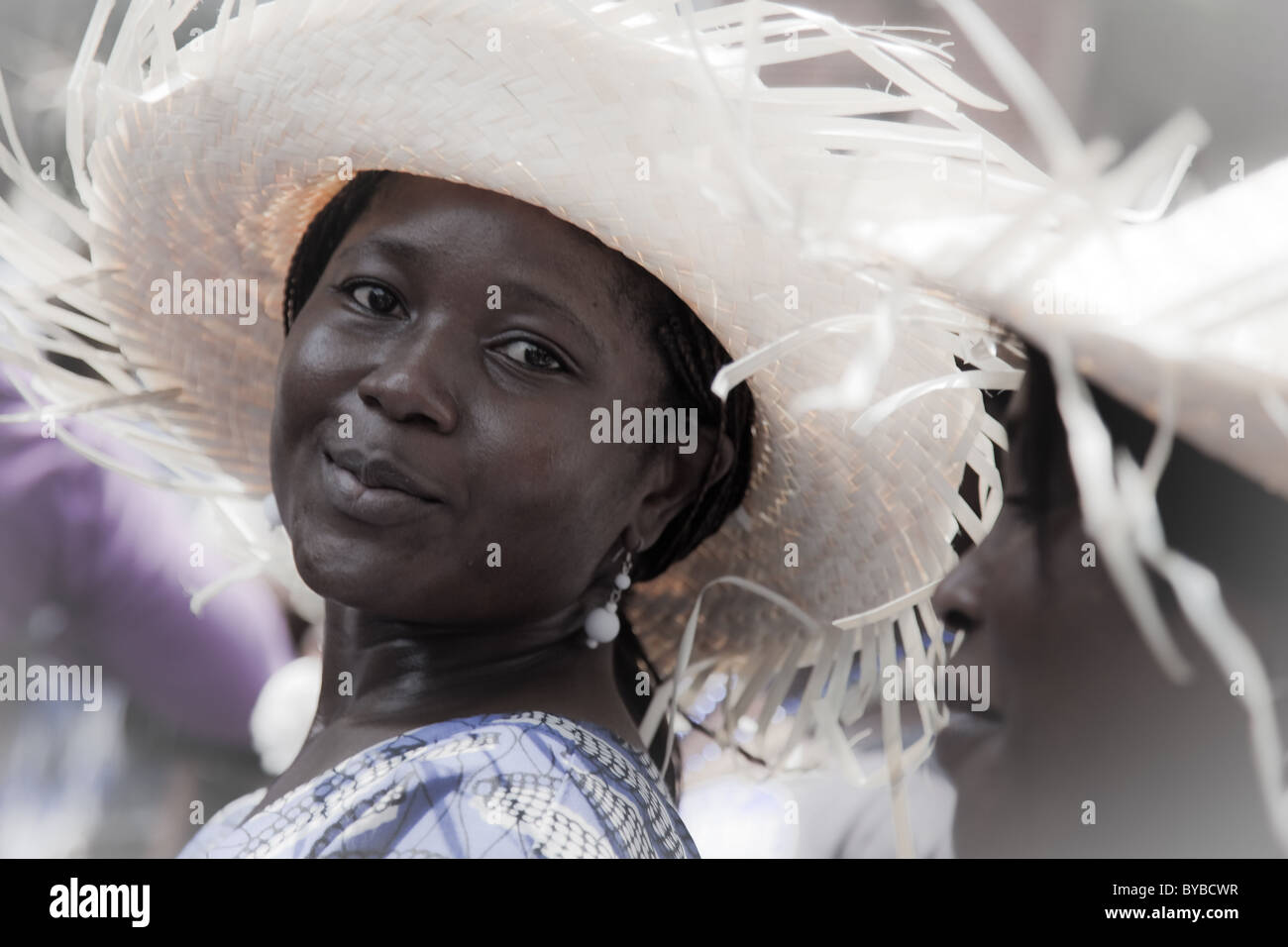 Marschieren Sie Männer und Frauen aus Sierra Leone, ein Krieg-heftig gezerrissenes Land in Westafrika, in der DC-Karibik-Karnevalsumzug in Washington, DC. Stockfoto