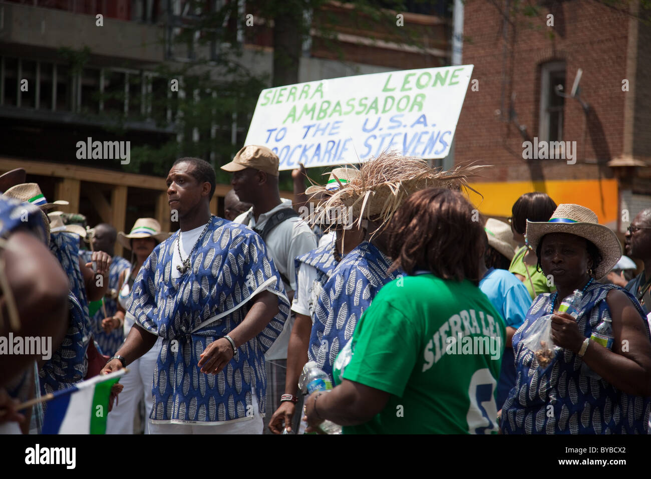 Marschieren Sie Männer und Frauen aus Sierra Leone, ein Krieg-heftig gezerrissenes Land in Westafrika, in der DC-Karibik-Karnevalsumzug in Washington, DC. Stockfoto