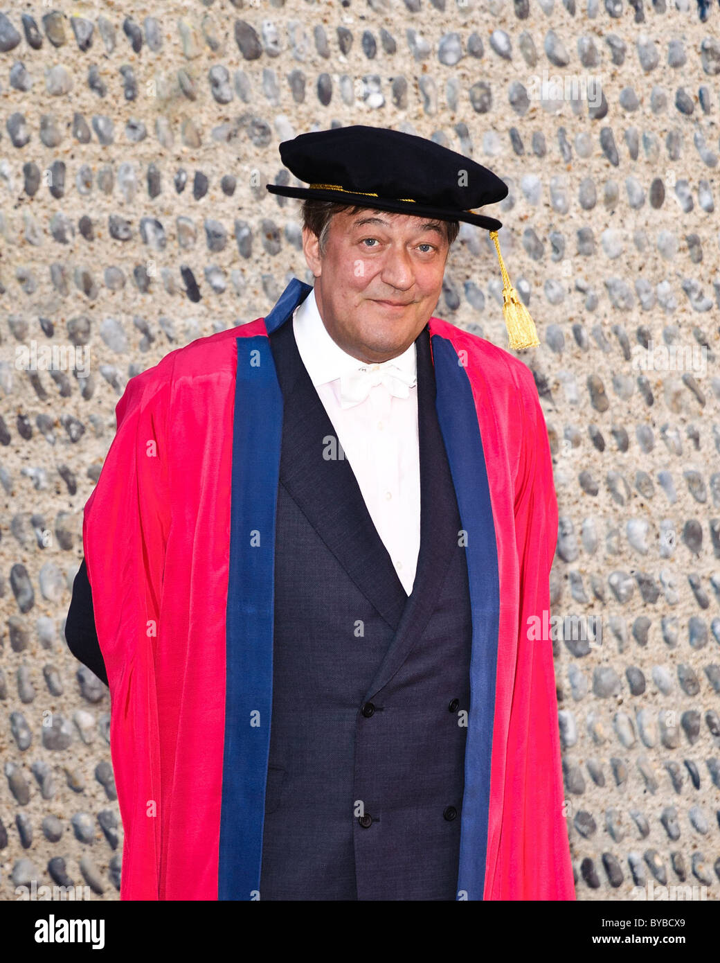 28.01.2011. Stephen Fry sammelt die Ehrendoktorwürde von der University of Sussex Stockfoto